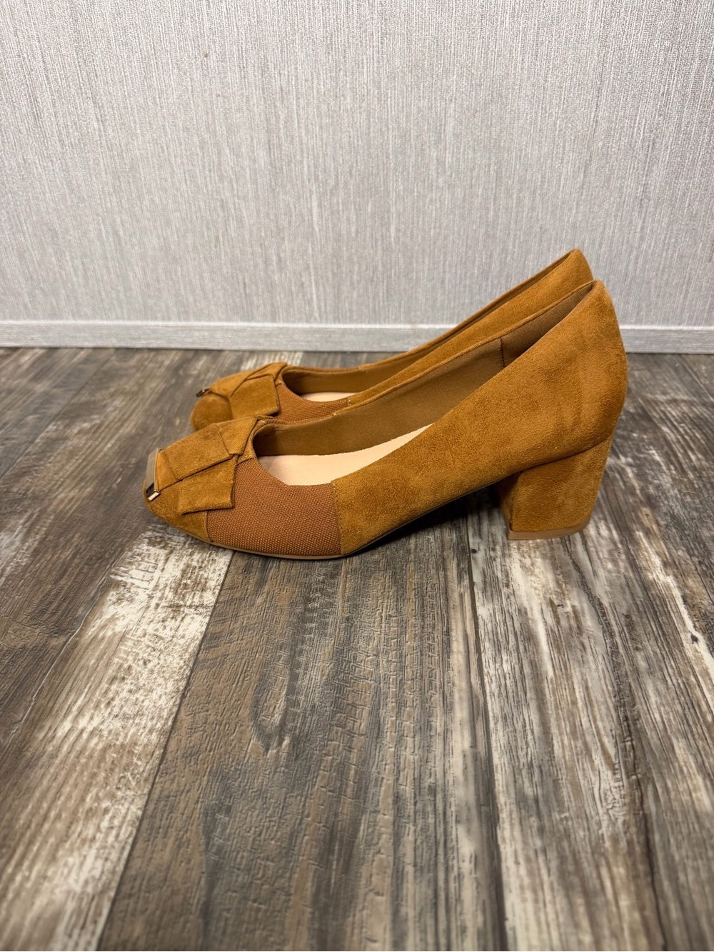 Benassal Women's Tan Block Heel Pumps with Bow and Metal Accent Size 8.5 - Picture 9 of 16